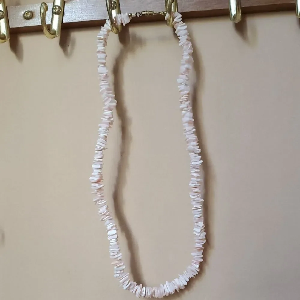 Chic Shell Necklace in Soft Pink